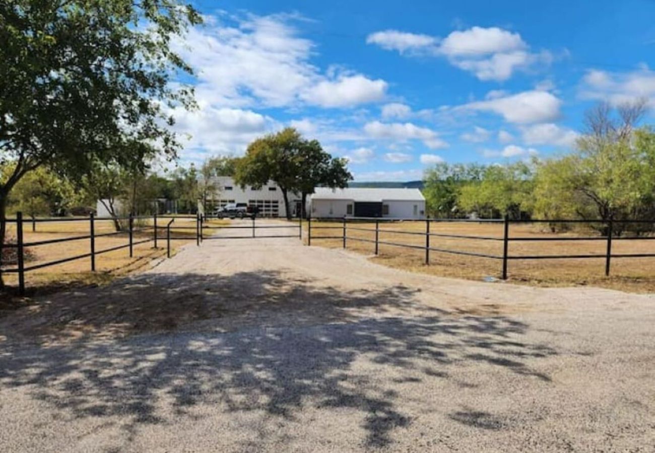 House in Mineral Wells - Bonnie Doon- Modern Barndominium plus Hot Tub