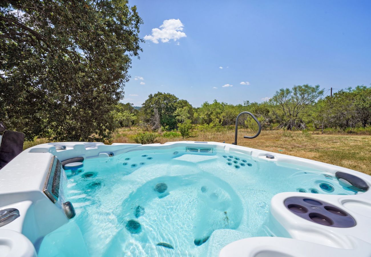 House in Mineral Wells - Bonnie Doon- Modern Barndominium plus Hot Tub