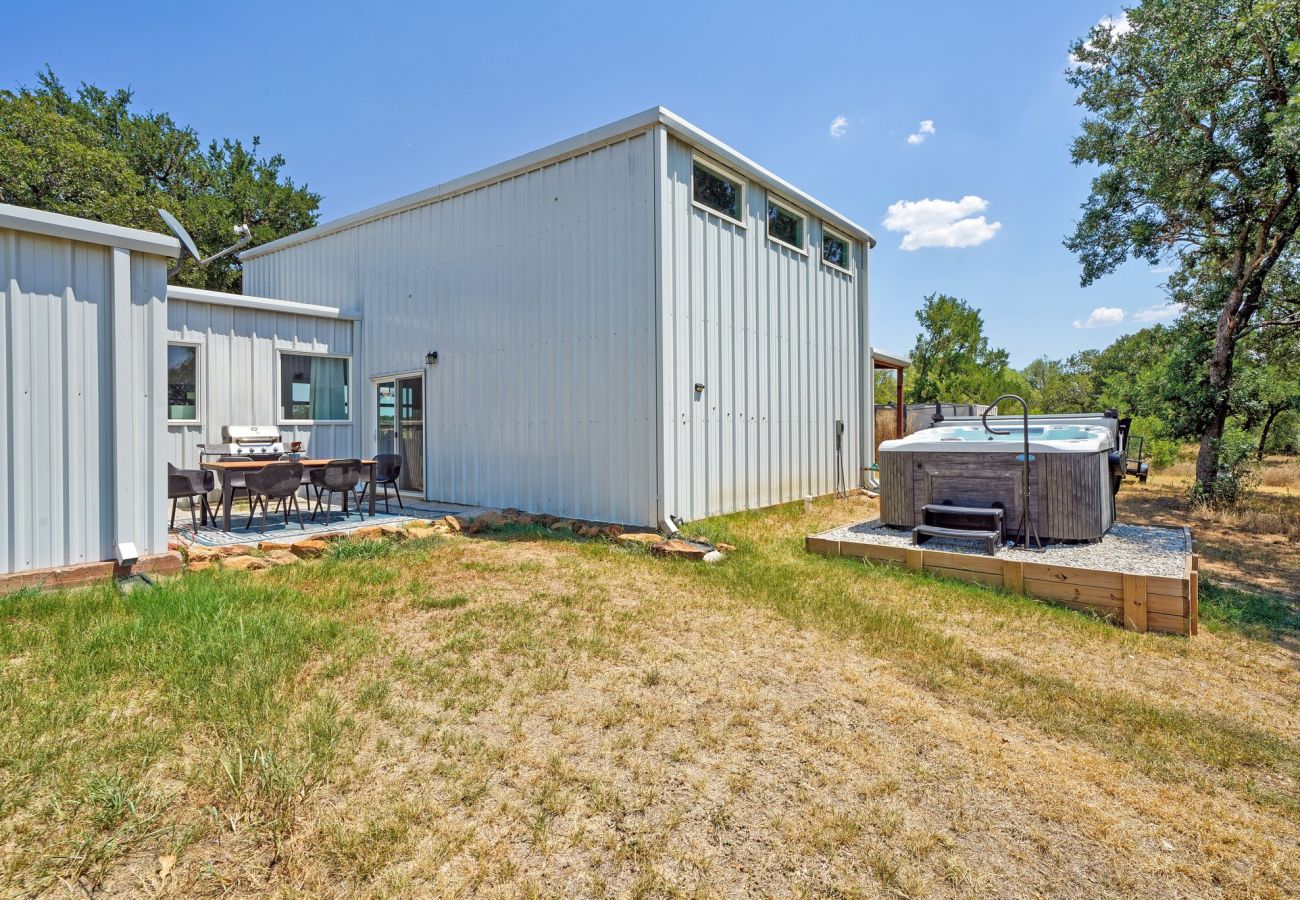 House in Mineral Wells - Bonnie Doon- Modern Barndominium plus Hot Tub