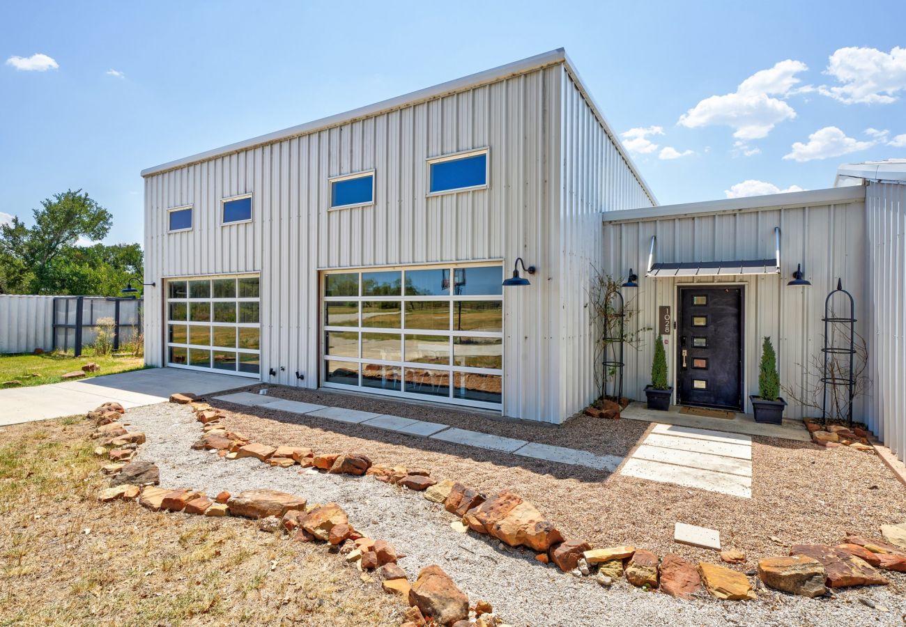 House in Mineral Wells - Bonnie Doon- Modern Barndominium plus Hot Tub