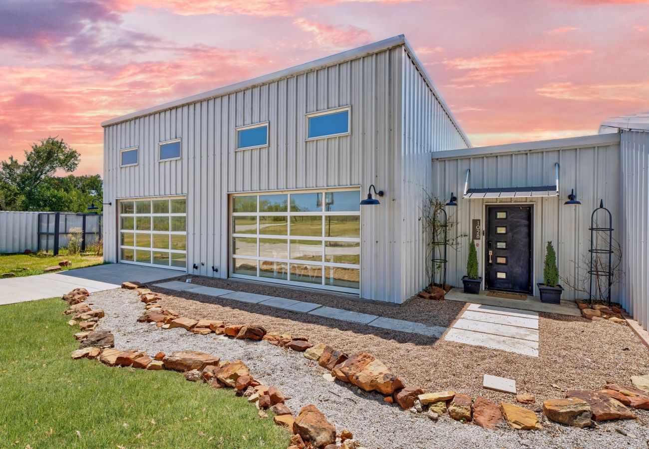 House in Mineral Wells - Bonnie Doon- Modern Barndominium plus Hot Tub