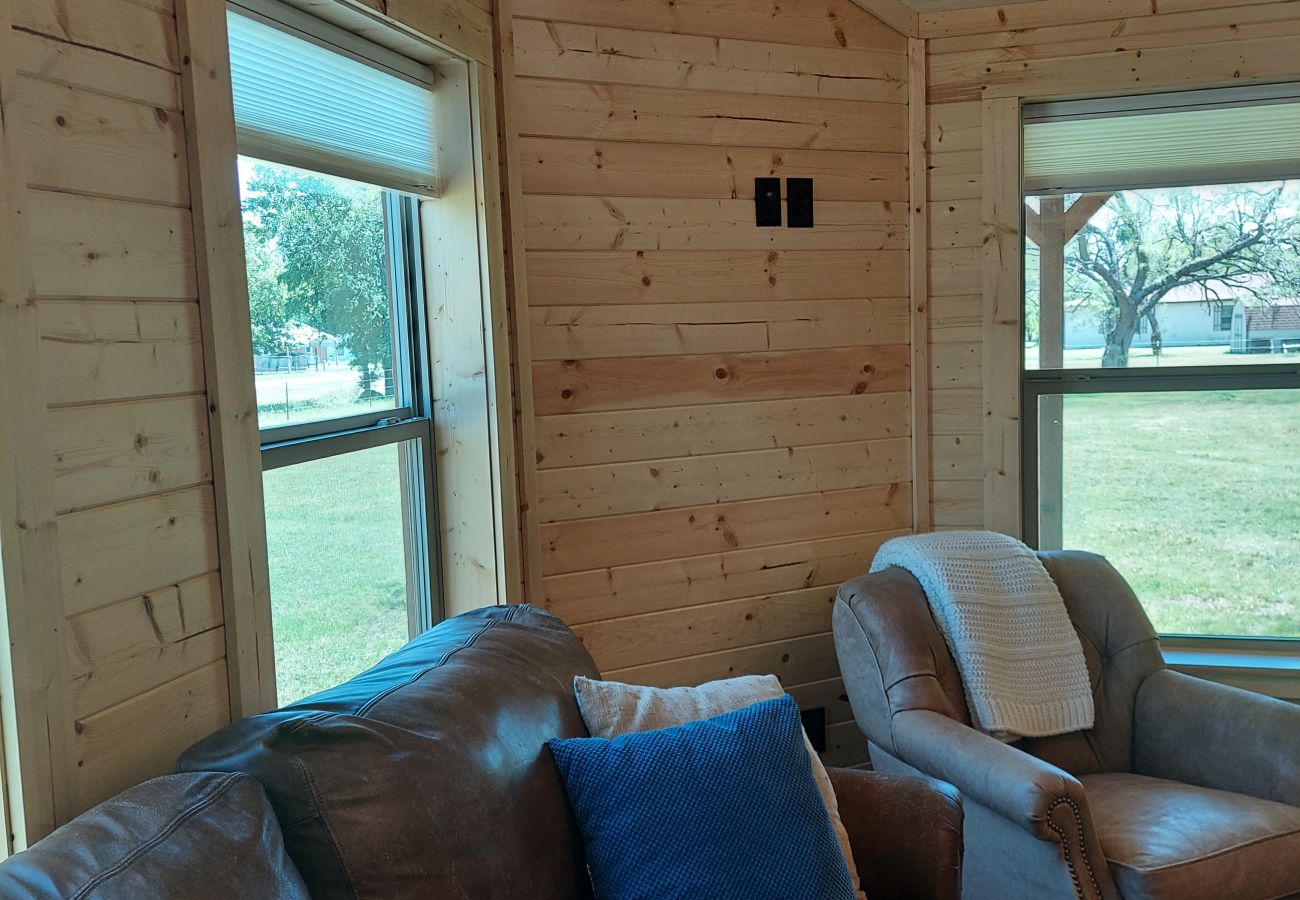 Cabin in Mineral Wells - Salesville Serenity log cabin