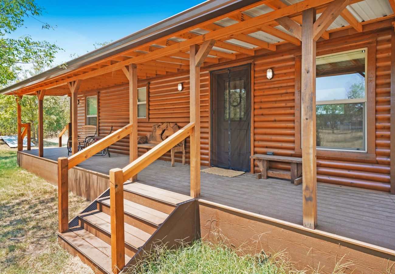 Cabin in Mineral Wells - Salesville Serenity log cabin