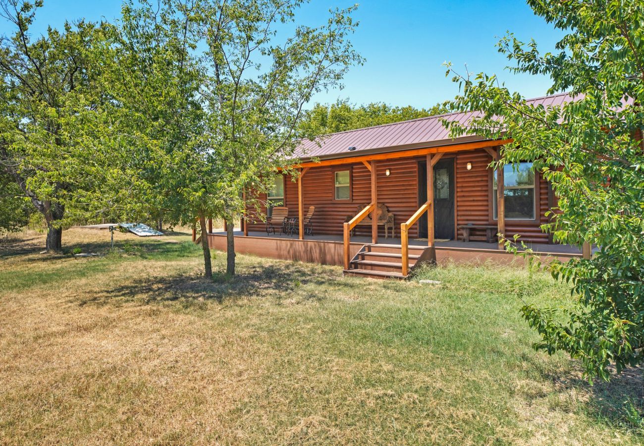 Cabin in Mineral Wells - Salesville Serenity log cabin