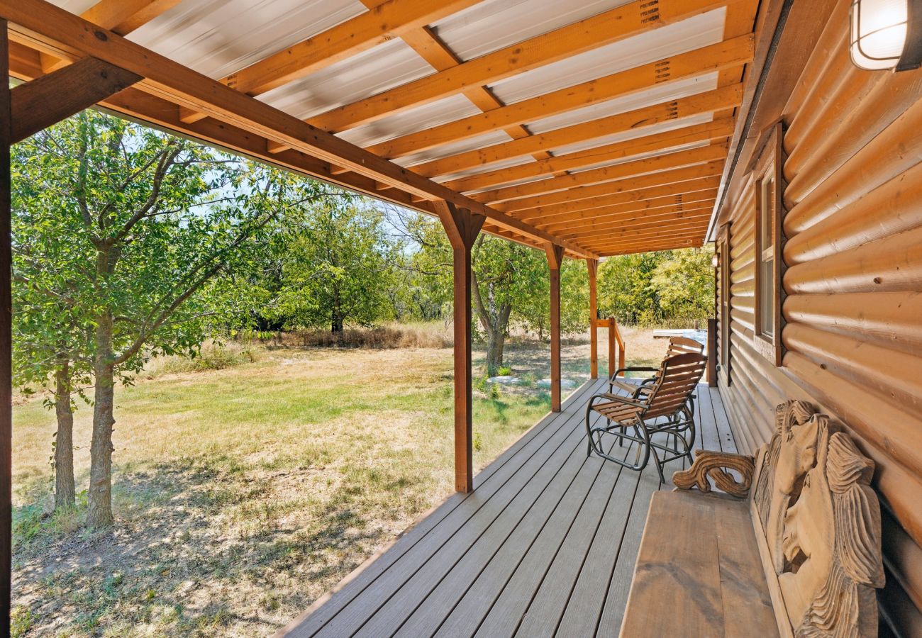 Cabin in Mineral Wells - Salesville Serenity log cabin