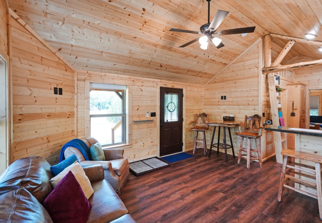 Cabin in Mineral Wells - Salesville Serenity log cabin