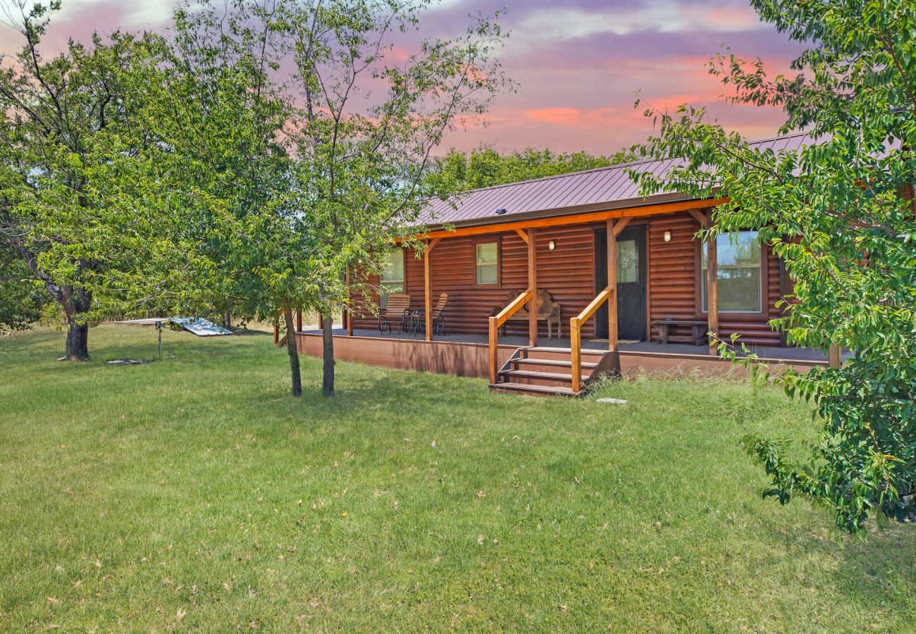 Cabin in Mineral Wells - Salesville Serenity log cabin