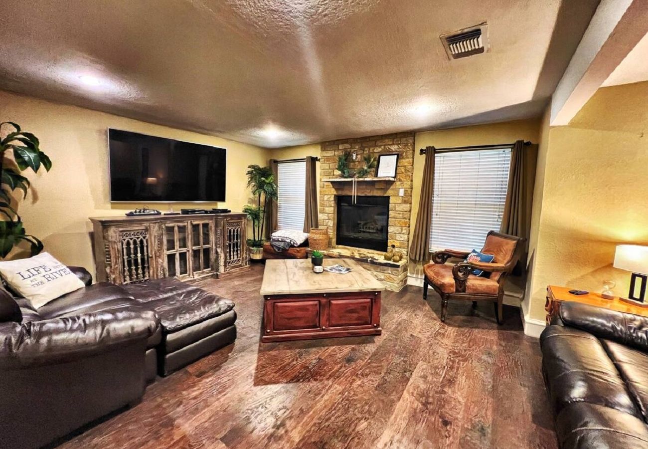 House in Weatherford - Riverfront 5 Bedroom House + Spa