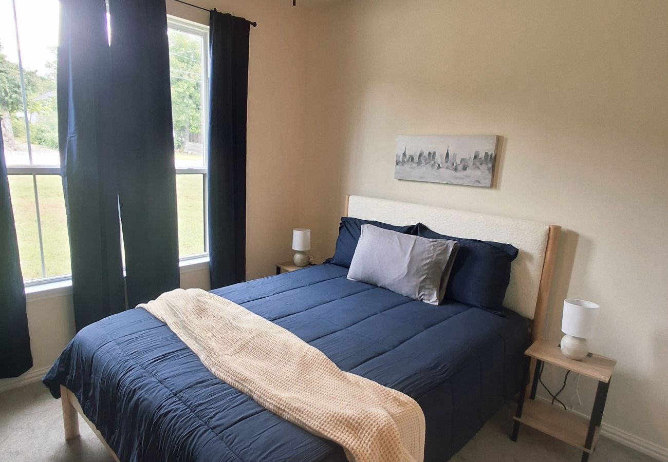 House in Mineral Wells - Cottage on 10th- Complimentary Sol Yoga