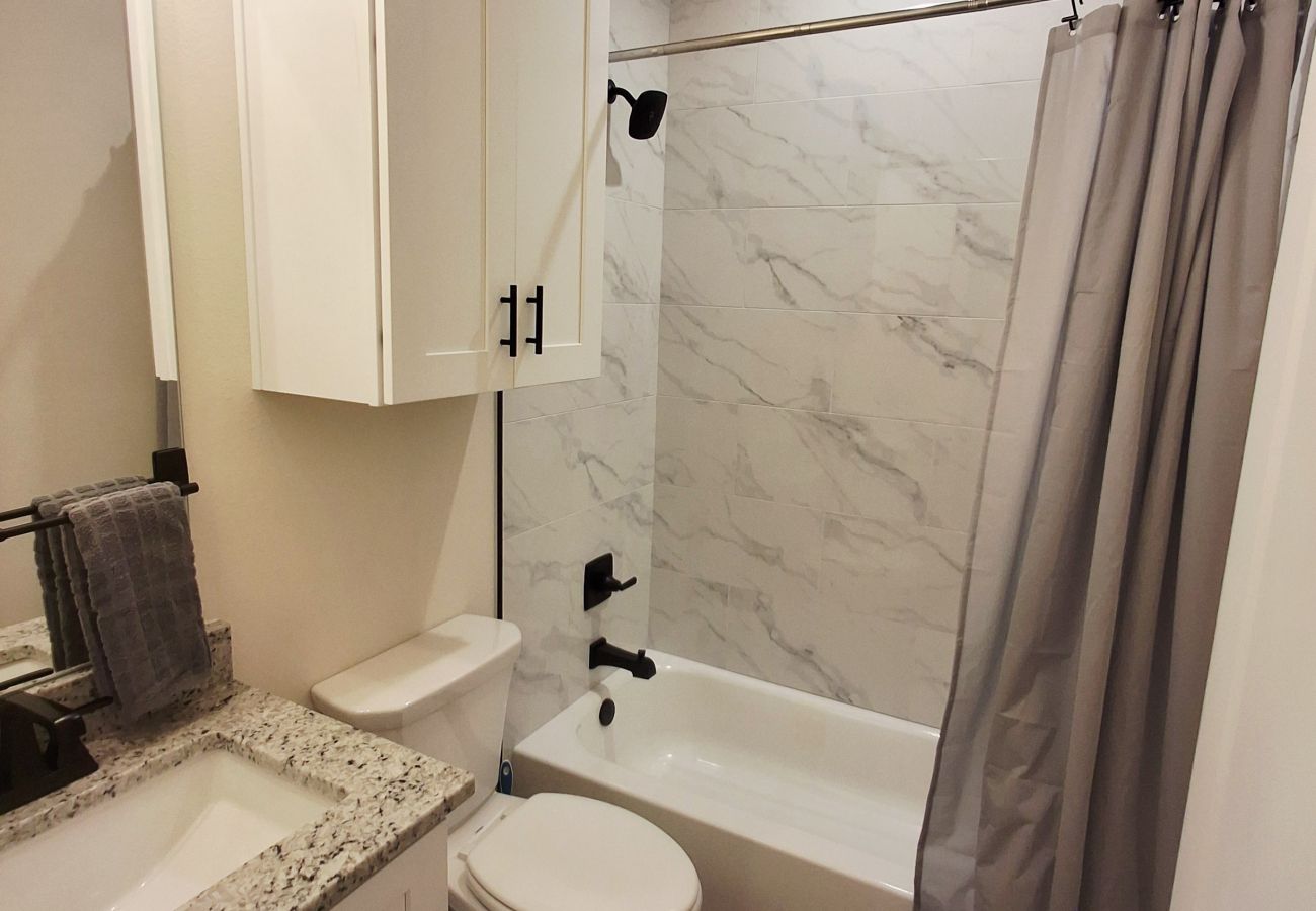 House in Mineral Wells - Cottage on 10th- Complimentary Sol Yoga