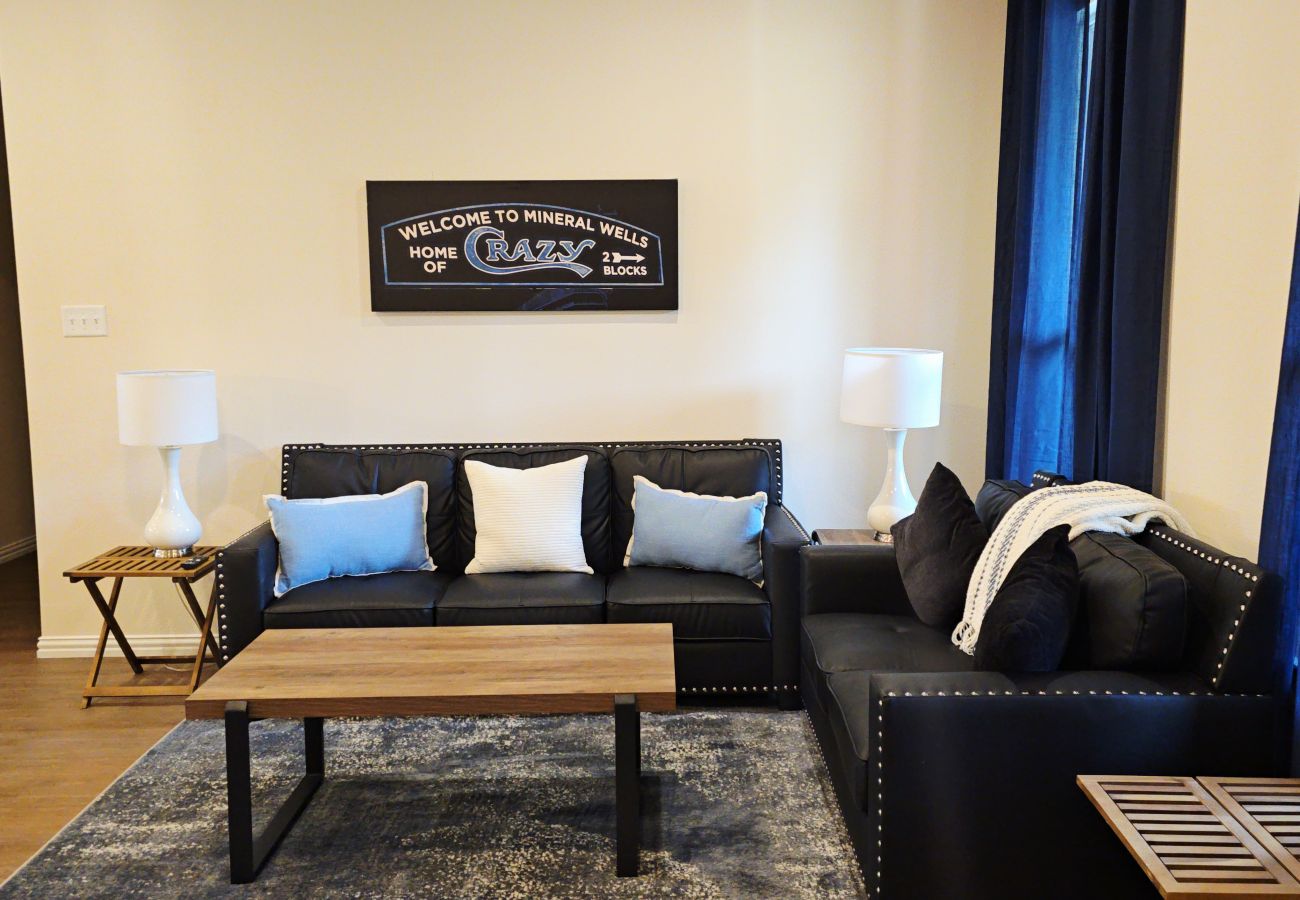 House in Mineral Wells - Cottage on 10th- Complimentary Sol Yoga