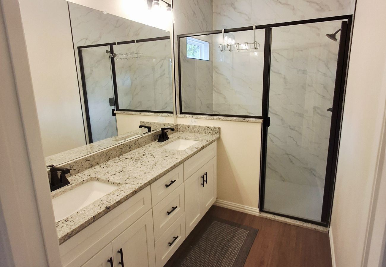 House in Mineral Wells - Cottage on 10th- Complimentary Sol Yoga