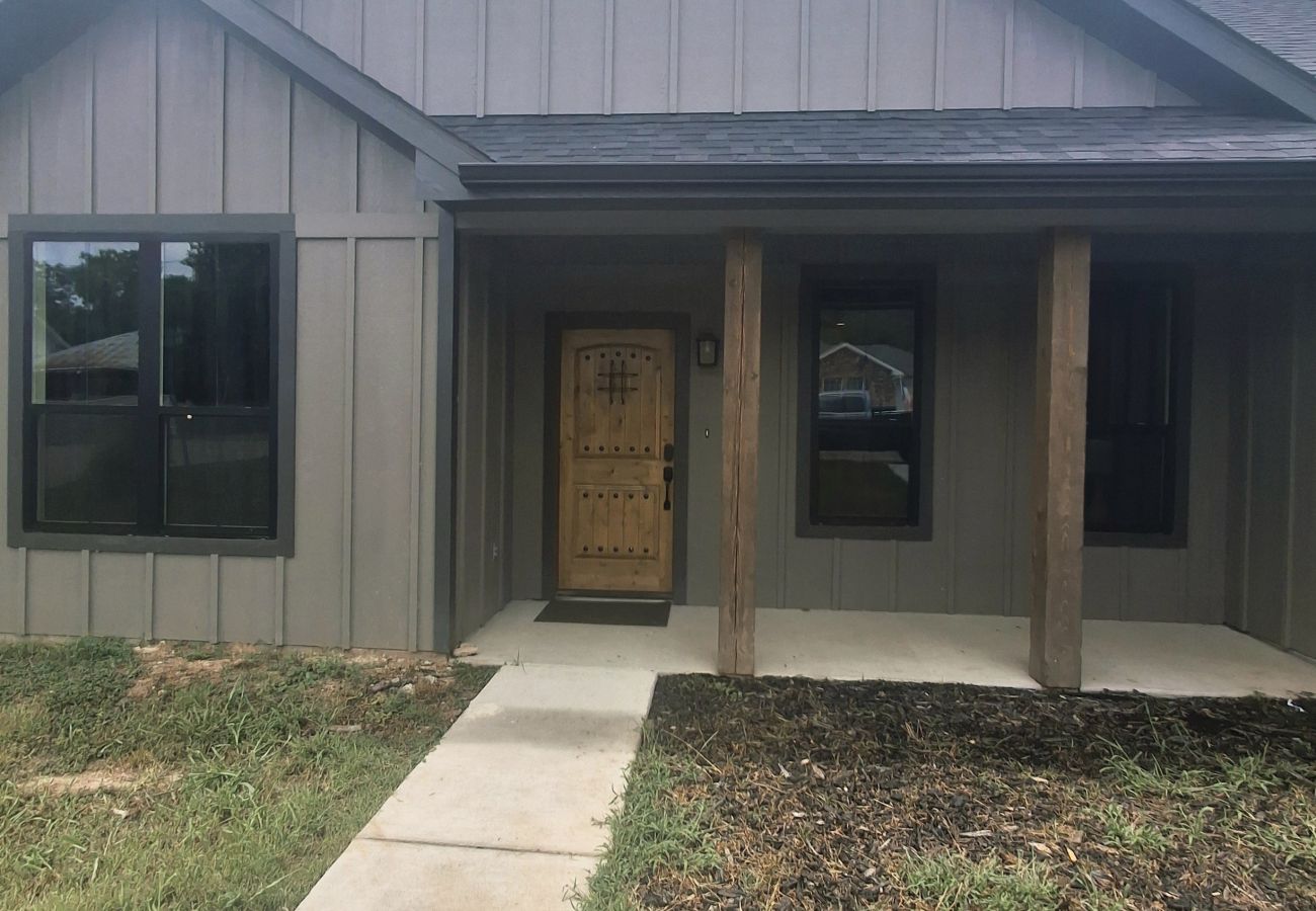 House in Mineral Wells - Cottage on 10th- Complimentary Sol Yoga