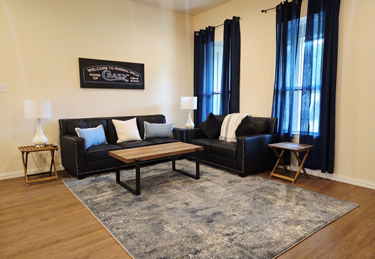 House in Mineral Wells - Cottage on 10th- Complimentary Sol Yoga