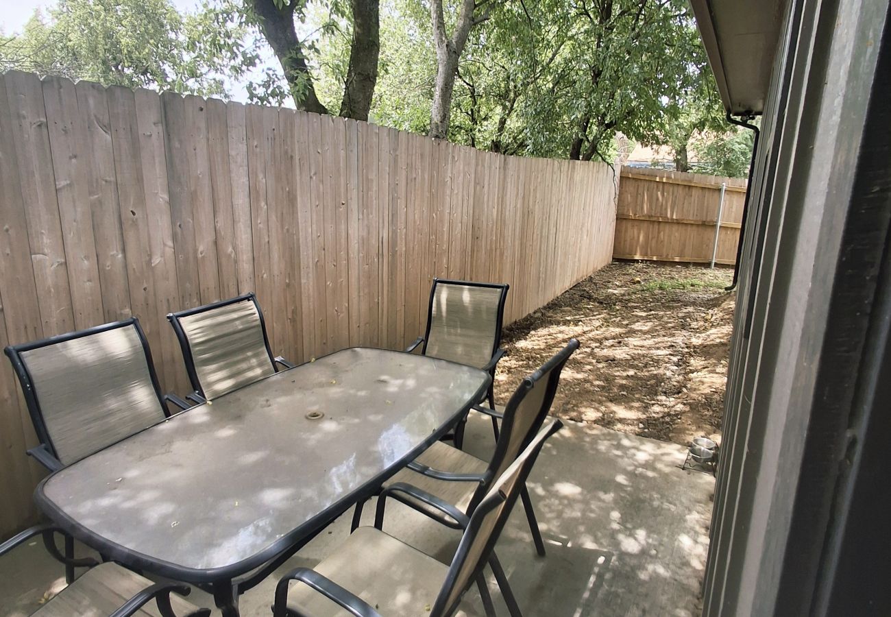House in Mineral Wells - Cottage on 10th- Complimentary Sol Yoga