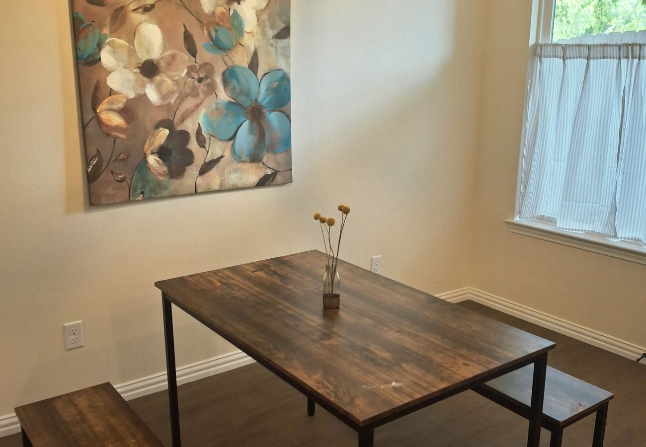 House in Mineral Wells - Cottage on 10th- Complimentary Sol Yoga