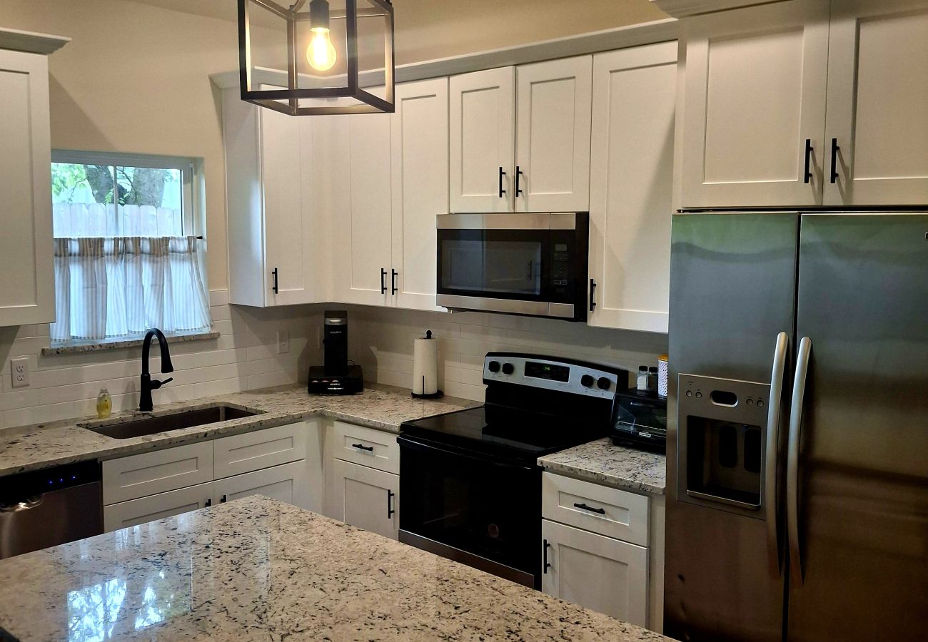 House in Mineral Wells - Cottage on 10th- Complimentary Sol Yoga