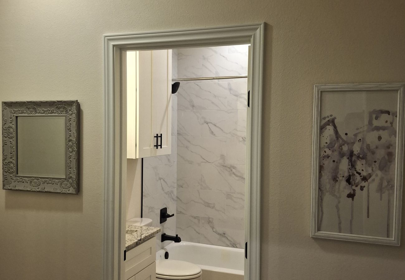 House in Mineral Wells - Cottage on 10th- Complimentary Sol Yoga